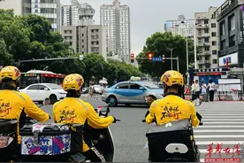 美团长沙推出骑手“不闯红灯”安全激励活动，万名骑手报名参与图片