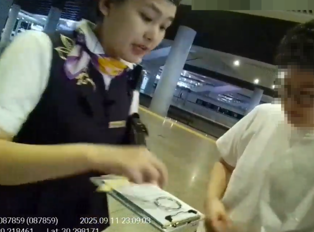 女子坐高铁弄丢价值13.8万元的手镯！连续搜寻未果，4天后在坐垫底下找到