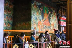 藏历木蛇新年初一：信众拉萨大昭寺朝佛忙图片