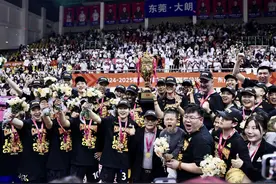 时隔六年，广东女篮在东莞主场再夺WCBA总冠军图片