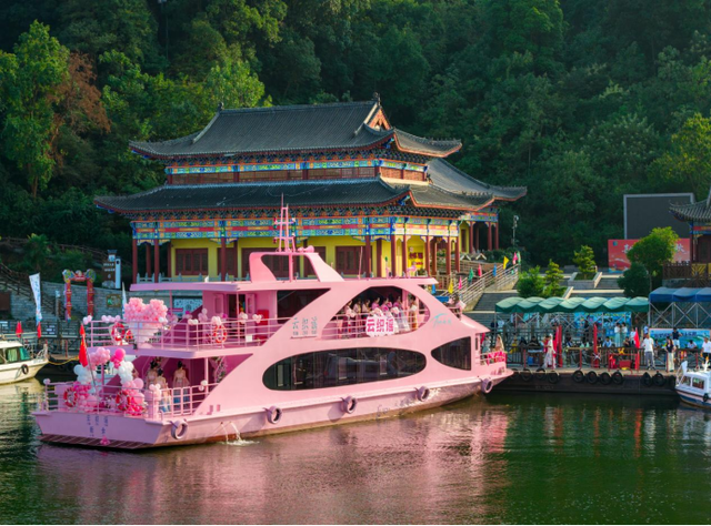 沿着高速看江西国企｜百名主播引爆千万流量，仙女湖如何靠“职人矩阵”破局文旅寒冬？