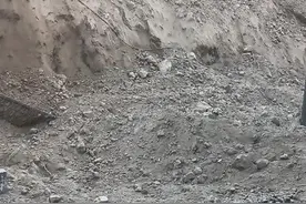 陇海铁路山体滑塌致一列车受阻，官方：乘客都已安全转移，近期未下雨不知事故原因图片