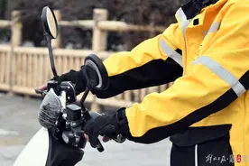 下班骑车“兼职”送外卖，“Z世代”掀减重新风尚图片