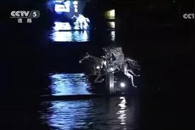 太酷了！开幕式女骑手“骑马”奔驰在塞纳河上图片