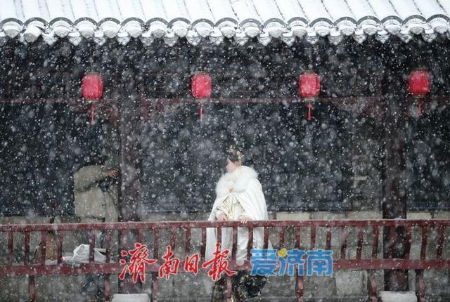 青砖黛瓦披银装，雪后泉城美到穿越