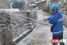 严寒中的守护者：岳阳电信装维师傅冒寒抢修服务，确保网络畅通图片