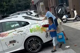 多个孩子给宝马车涂鸦家长含泪赔钱？实为楼盘活动 网友质疑不良示范，主办方回应图片
