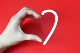 相爱10年，小伙打工供女友读书，却在结婚前消失，女友：我不会放弃图片