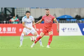 “电子裁判”做出制胜点球判罚 辽宁铁人队2比1力克大连英博队图片