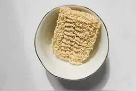 一碗泡面下肚，大口吐血病情危急！医生提醒千万别再这样吃了图片