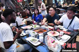 “Z世代”画像中国｜如果一顿火锅征服不了“老外”，那就两顿……图片