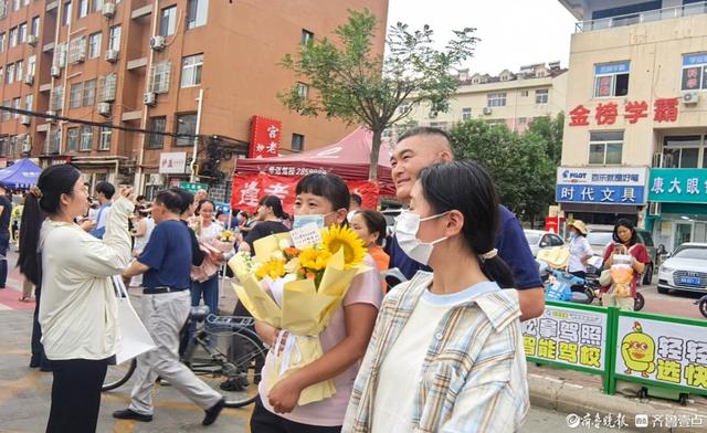 部分考生完成高考，家长寄语：永远是父母心中的“985”