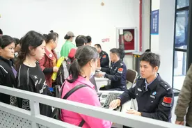 ​深圳中英街延时通行一年 66万人次旅客享受利好图片