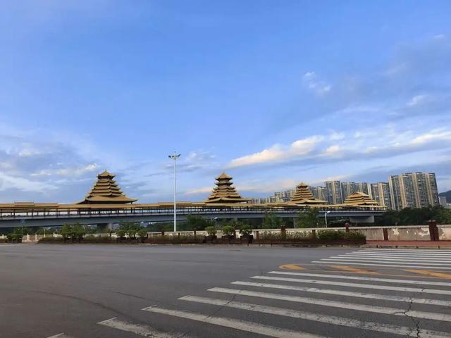 柳北烟火 |中秋夜！凤凰岭大桥把月亮「挂」在侗族飞檐下，邀你桥边赏月光、啃烤串，解锁3种神仙赏月姿势