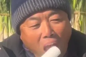 卖葱大哥拿大葱当“水果”吃：南方人惊掉下巴，隔着屏幕都闻出那味了图片