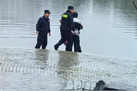 女孩落入冰冷河水，河道保洁员冒雨救人图片