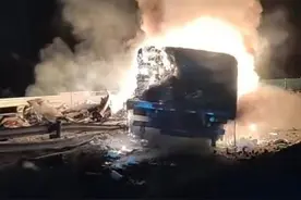 网传连霍高速酒泉段两货车相撞起火，十几小时后道路仍然拥堵，当地：未造成人员死亡图片