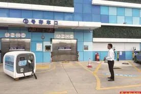 充电桩能“奔跑”道闸可识别三地车牌图片