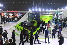 “跨界”融合新技术  农机更添硬实力 中联重科发布国产最大喂入量谷物联合收割机等新品图片