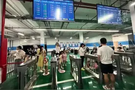 浙江义乌鸡鸣山学校地下停车场接娃模式受好评，网友：请出示你的“取孩码”图片