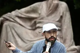 当代人如何从苏轼的贬谪生活中获取力量？观众：他具有超越痛苦的智慧｜东坡大家讲图片