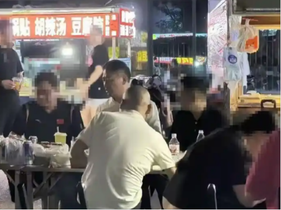 刘强东回乡48小时：吃烧烤、看球赛，为自家超市站台