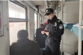 佳木斯铁路警方连续帮助旅客找回遗失物品图片