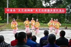 四川梓潼：留守老人“坐在门口”看大戏，文艺关怀暖“心房”图片