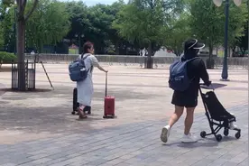 存一个背包收费80元？热门景点明明有寄存服务，游客却说“谁寄谁是大冤种”？ | 存起行李玩上海③图片