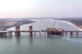 长春至榆树高速公路项目关键控制性工程松花江特大桥主墩桩基顺利完成浇筑图片