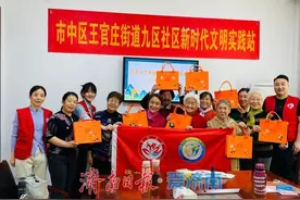 旧纽扣、老布花 “缝” 入毛毡包！济南老人用针线串起时光记忆图片