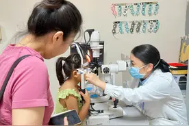 7岁女童经常翻白眼，竟是患上罕见斜视图片