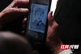 湖南93岁烈士妈妈千里扫墓！“妈妈来看你了”图片