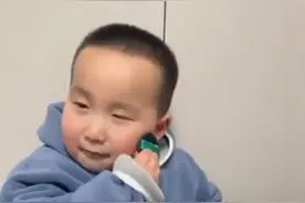 弟弟偷用姐姐化妆品 小表情绝了 网友评论：手法比我还熟练图片