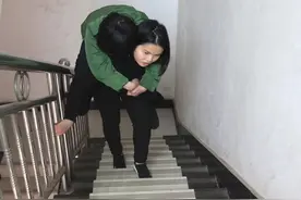 背瘫痪母亲上大学的女孩已是一对龙凤胎兄妹的妈妈：时间表排满爱与被爱图片