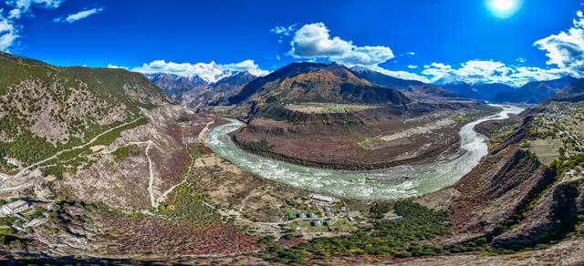 雅鲁藏布大峡谷秋景如画