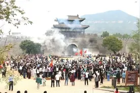 锐评｜为什么“跟着团长打县城”火了图片