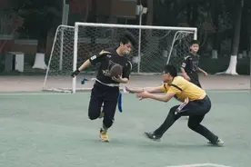 腰旗橄榄球走进校园，这场比赛展开战术与体力的较量图片