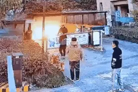 保安亭空无一人被“突袭”，保安大叔回时已没了“家”图片