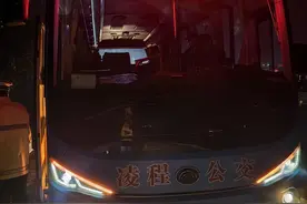 大客车“SOS求报警”民警拦下发现……图片