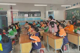 “重庆公交小蜜蜂”进校园 服务出行共绘绿色篇章图片