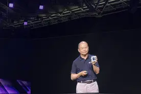 三年三代芯！徐直军罕见披露华为昇腾芯片演进路线图，以“超节点+集群”突破算力瓶颈图片