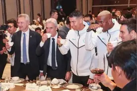 C罗中国行敬酒上热搜，晚宴主持人辟谣：他喝的是银耳雪梨汤图片