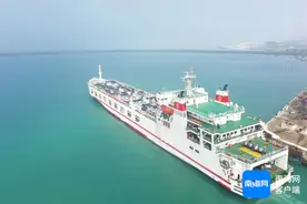 海南铁路轮渡全力抢运滞留旅客、车辆过海图片