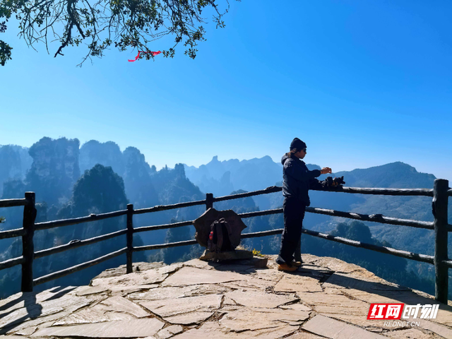 杨家界秘境登顶徒步圈 “雄奇险幽”引背包客竞逐