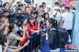 特写：起跑前单手点眉心 吴艳妮谈到明年“小目标”图片