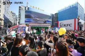 “造益束光，益禾堂 x《时光代理人》：解锁次元壁，共饮时光里的甜蜜秘密”图片