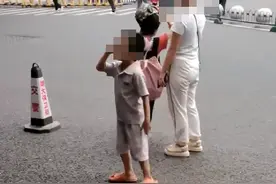 六岁男孩游玩岳麓山与妈妈走失，民警找回后弟弟鞠躬敬礼，警方建议留纸条写上家人电话图片