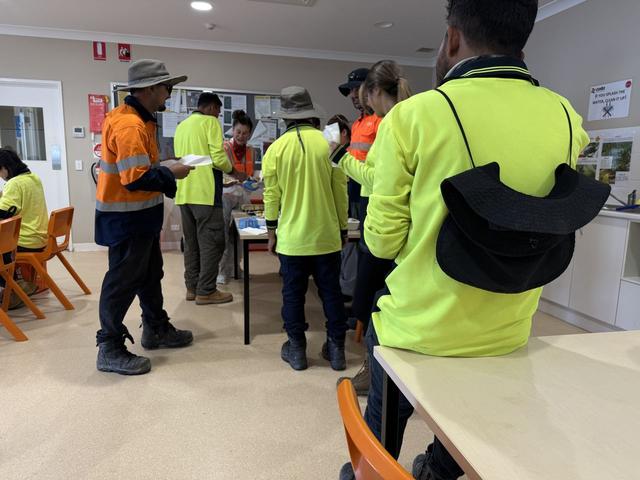 “攒下一笔钱”：一天2000元，中国背包客澳洲打零工