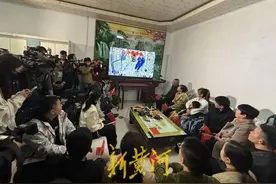 神十九成功发射！6名航天员将在太空会师，宋令东带着家乡的牡丹图上太空图片